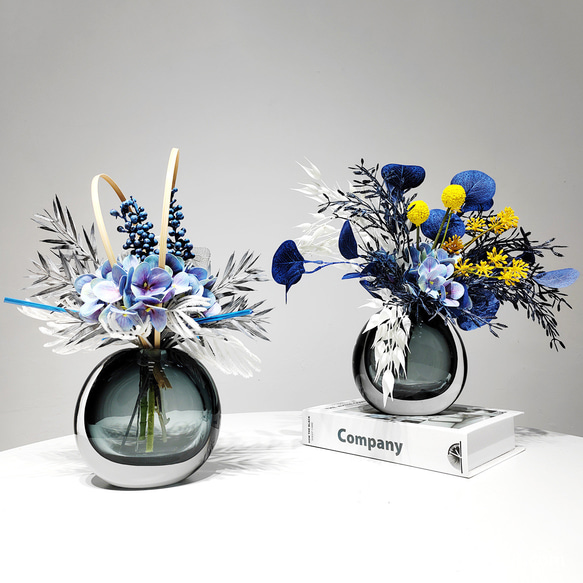 モダンな造花のアレンジメント、高級リビングルームとダイニング
