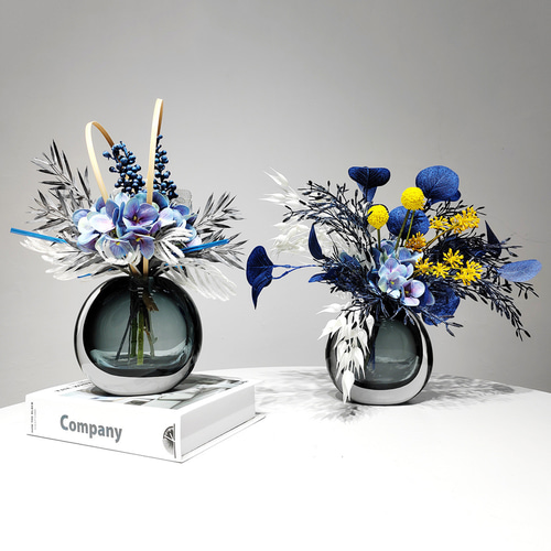 モダンな造花のアレンジメント、高級リビングルームとダイニング
