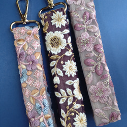 インド刺繍リボンのハンドストラップ　紫系 2枚目の画像