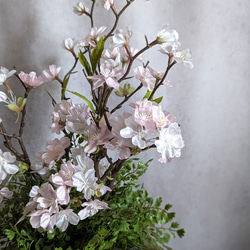 お家で愛でる桜のアレンジメント　たおやかな桜にアンティークグレイの器を添えて 2枚目の画像