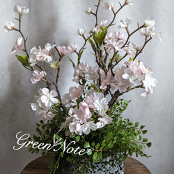 お家で愛でる桜のアレンジメント　たおやかな桜にアンティークグレイの器を添えて 1枚目の画像