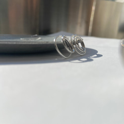 重なったリングのピアス　925シルバー　独特な　変わった形 3枚目の画像