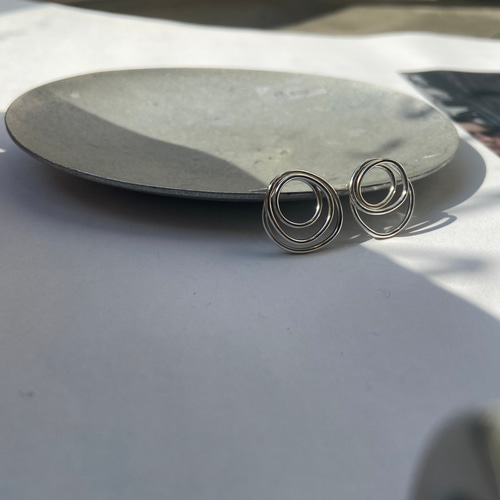 重なったリングのピアス 925シルバー 独特な 変わった形 ピアス  