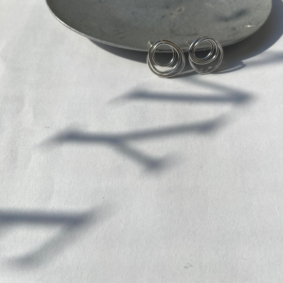 重なったリングのピアス　925シルバー　独特な　変わった形 7枚目の画像