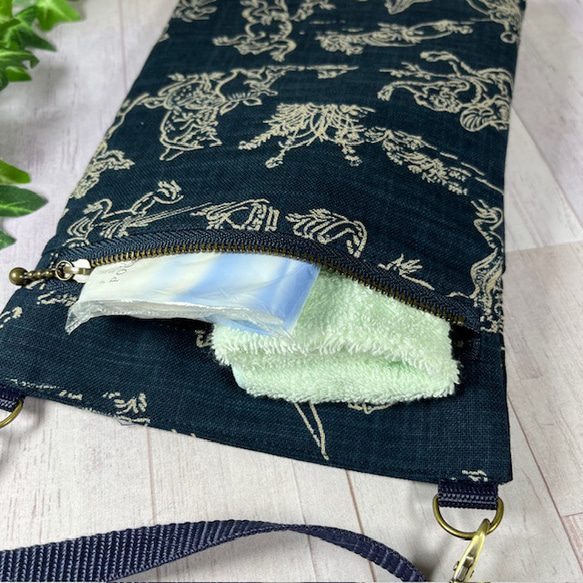 鳥獣戯画のタテ型サコッシュ　紺地　外ポケット付　ショルダーストラップ付　送料込み 4枚目の画像