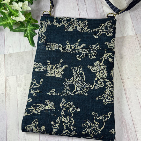 鳥獣戯画のタテ型サコッシュ　紺地　外ポケット付　ショルダーストラップ付　送料込み 2枚目の画像