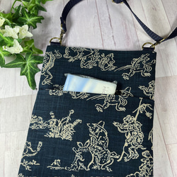 鳥獣戯画のタテ型サコッシュ　紺地　外ポケット付　ショルダーストラップ付　送料込み 3枚目の画像