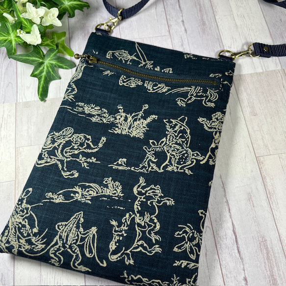 鳥獣戯画のタテ型サコッシュ　紺地　外ポケット付　ショルダーストラップ付　送料込み 1枚目の画像