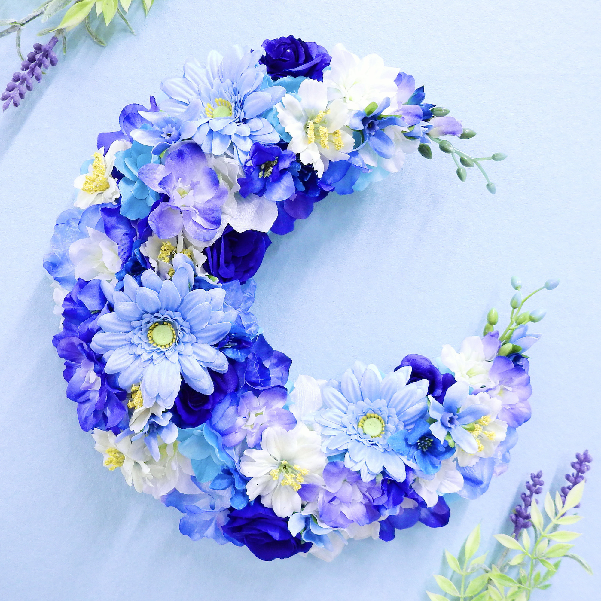 ＊爽やかなブルーとガーベラの三日月リース(クレセントリース)ブルームーン＊抗ウイルス光触媒加工付き