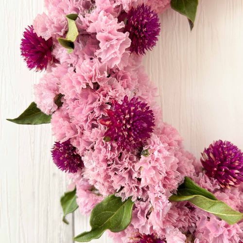 スターチスとセンニチコウのハーフリース ドライフラワーリース