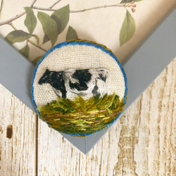 現品　刺繍くるみボタン　ヘアゴム  ブローチ　牛 2枚目の画像