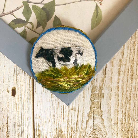 現品　刺繍くるみボタン　ヘアゴム  ブローチ　牛 3枚目の画像