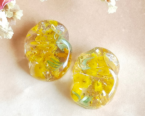 レジン イヤリング エメラルドグリーン カスミソウ ドライフラワー ゴールド 3f8a123252db5f1edabfd39c0b7294