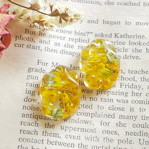 ミモザと金木犀のそら豆イヤリング〜 ドライフラワー クリア レジン