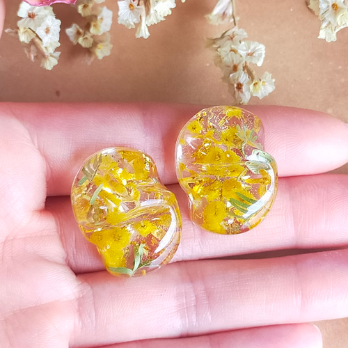レジン ピアス イエロー ドライフラワー 春 夏 1粒タイプ カスミソウ 不規則 レジン ピアス イエロー ドライフラワー 春 夏 1粒タイプ カスミソウ