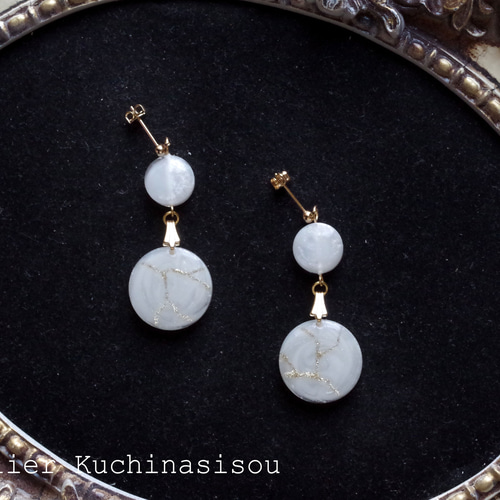 レジンアート 金継ぎ風のラウンドピアス〈ホワイト〉 ピアス（スタッド