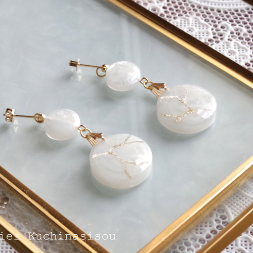 ≪312 ホワイト≫レジンピアス 400円 レジンアート 金継ぎ風のラウンドピアス〈ホワイト〉 ピアス（スタッド