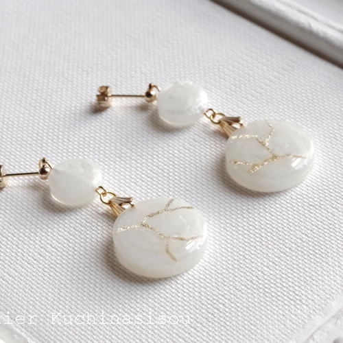 レジンアート 金継ぎ風のラウンドピアス〈ホワイト〉 ピアス（スタッド