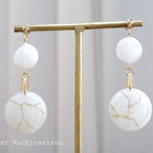 レジンアート 金継ぎ風のラウンドピアス〈ホワイト〉 ピアス（スタッド