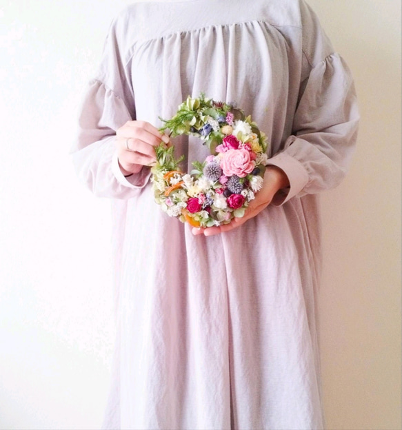 【母の日】お花畑のような紫陽花の三日月リース　　ドライフラワー　紫陽花　新築祝い　玄関リース　結婚祝い　 2枚目の画像