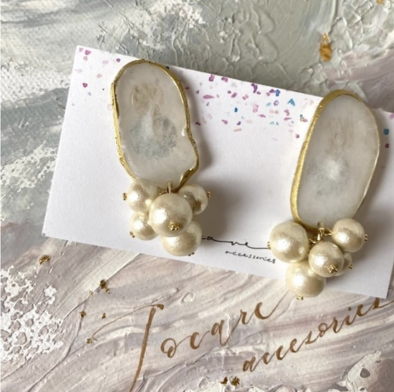 ホワイトレジンジオードの鈴なりコットンパール サージカルステンレスピアス/ニッケルフリーイヤリング