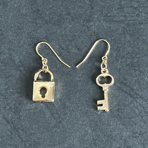【Chloé】 鍵と南京錠モチーフ ピアス chloe 南京錠ピアス