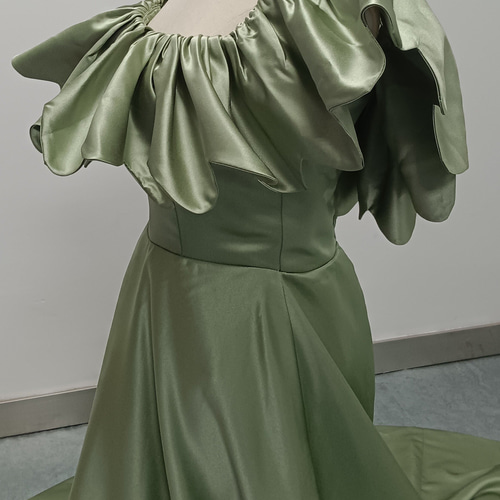 送料無料！パーティードレス グリーン 光沢サテン オフショルダー  