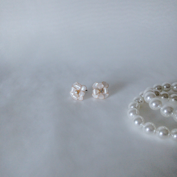 小さな一粒ピオニーピアス　煌めくパールホワイト　ディップフラワー 3枚目の画像