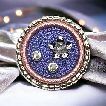 長春色と藤色の刺繍ピンブローチ　l-bcaa011bro　★アートアクセサリー★ 6,435円