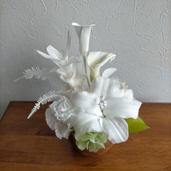 ユリとトルコキキョウとクルクマのお供え花M白  仏花 リシアンサス プリザーブドフラワー アレンジメント 2枚目の画像