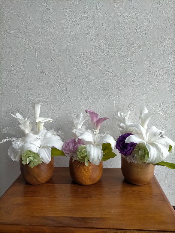 ユリとトルコキキョウとクルクマのお供え花M白  仏花 リシアンサス プリザーブドフラワー アレンジメント 3枚目の画像