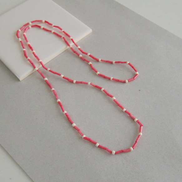 コーラル ピンク KABURU 留め具のない かぶるタイプの ガラス ビーズ ロング ネックレス 2枚目の画像
