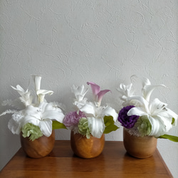 ユリとトルコキキョウとクルクマのお供え花M白  仏花 リシアンサス プリザーブドフラワー アレンジメント 3枚目の画像