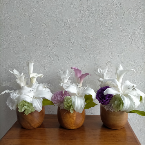 仏花　御供え花　造花　クレマチス、百合、トルコキキョウアレンジ Amazon｜菊 カーネーション トルコキキョウ しきみ(樒)付き 造花
