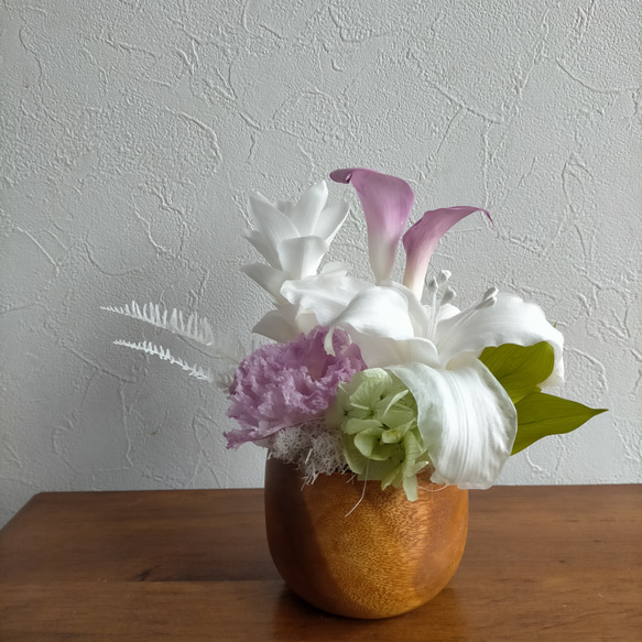 ユリとトルコキキョウとクルクマのお供え花M白  仏花 リシアンサス プリザーブドフラワー アレンジメント 1枚目の画像