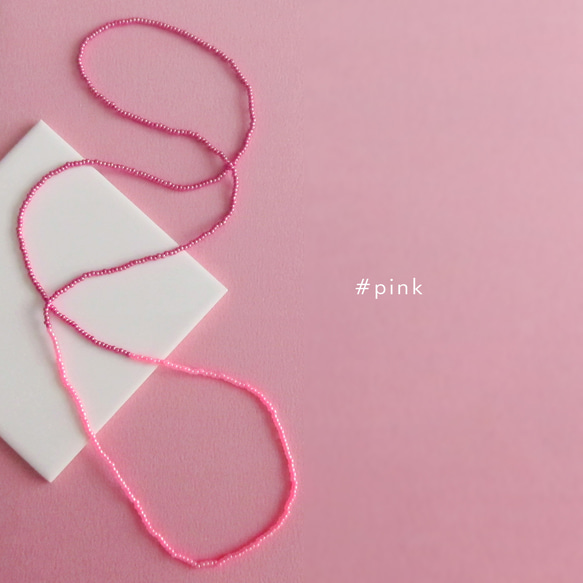 ネオン ピンク KABURU 留め具のない かぶるタイプの ガラス ビーズ ロング ネックレス 1枚目の画像