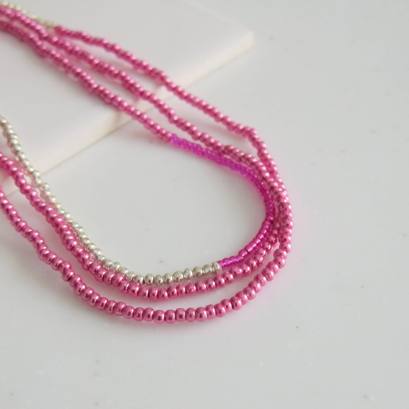 メタリック ピンク KABURU 留め具のない かぶるタイプの ガラス ビーズ ロング ネックレス 3枚目の画像