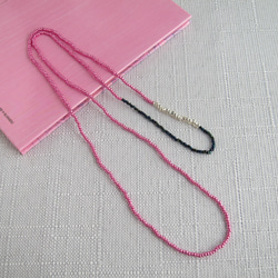 メタリック ピンク KABURU 留め具のない かぶるタイプの ガラス ビーズ ロング ネックレス 2枚目の画像