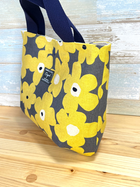 北欧花柄　横長コロンとまるいミニトートバッグ【黄色い花】新生活　小さめトートバッグ　お出かけ　お弁当バッグ 2枚目の画像