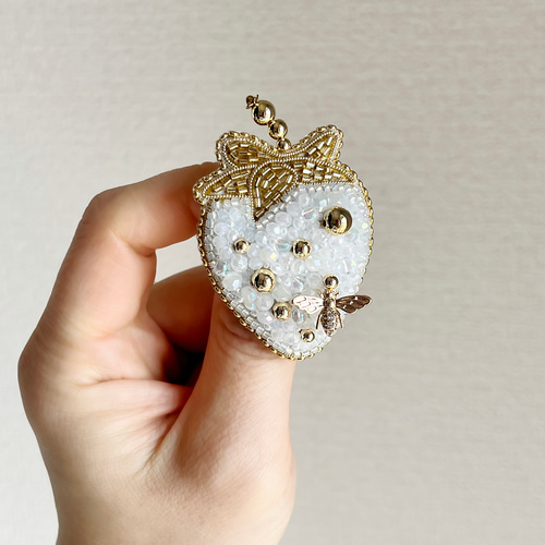 ビーズ刺繍 いちごのブローチ（W） ブローチ Zatto 通販