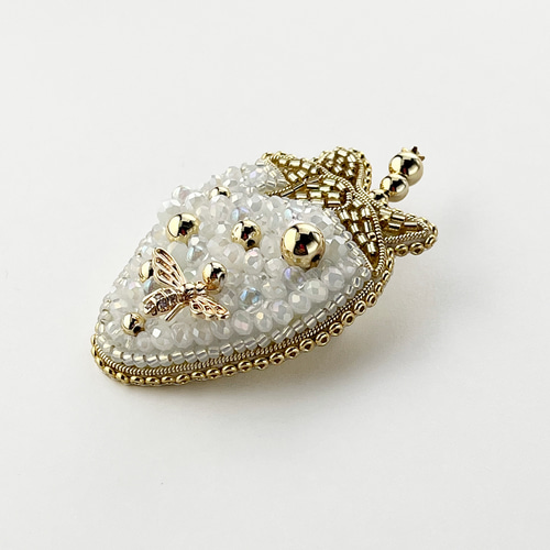 ビーズ刺繍 いちごのブローチ（W） ブローチ Zatto 通販