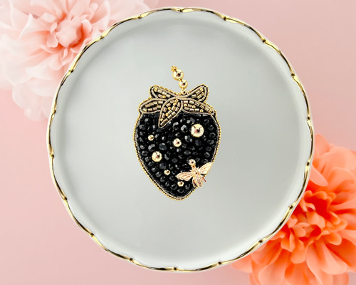 いちご 桜 ビーズ 刺繍ブローチ ハンドメイドアクセサリー c70f917ff3b5fd50538be135685730