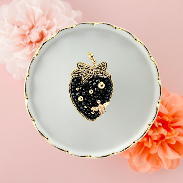 ビーズ刺繍ブローチ ✳︎ピンクの可愛いstrawberry✳︎ /いちご