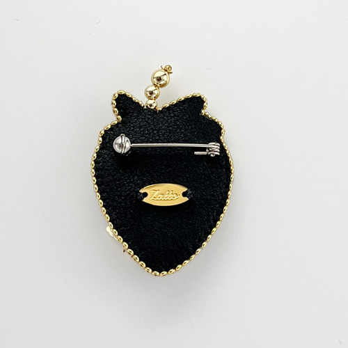 ビーズ刺繍 いちごのブローチ（B） ブローチ Zatto 通販