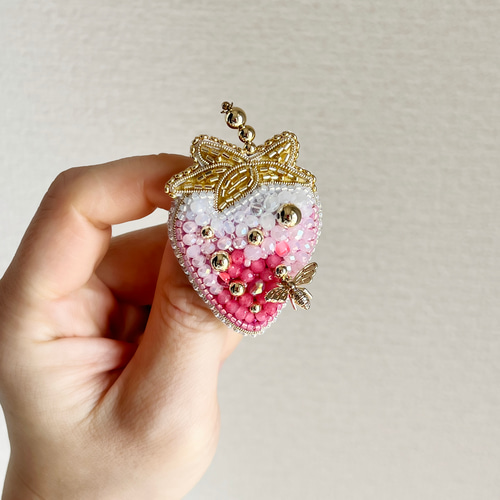 ビーズ刺繍 いちごのブローチ(P) ブローチ Zatto 通販 ビーズ刺繍 いちごのブローチ(P) ブローチ Zatto 通販