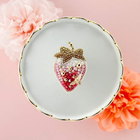 いちご いちご ビーズ 刺繍 ブローチ ハンドメイドアクセサリー いちご様 専用 いちご ビーズ 刺繍 ブローチ ハンドメイド