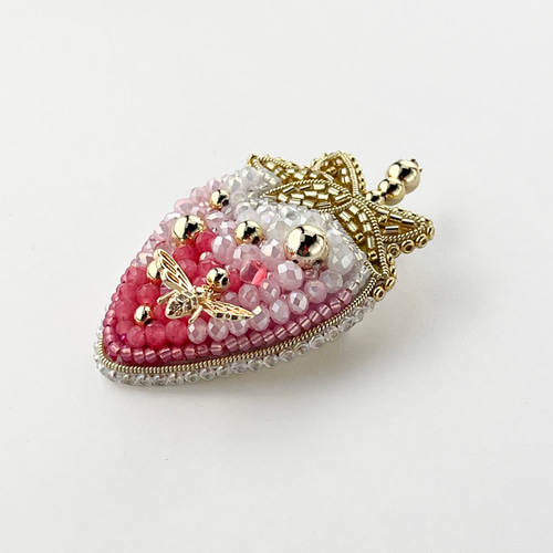 ビーズ刺繍 いちごのブローチ（P） ブローチ Zatto 通販