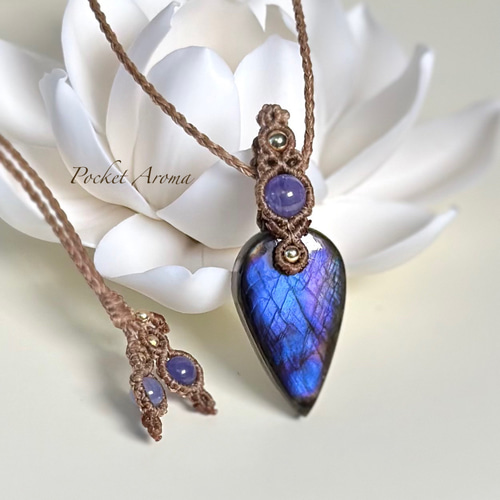 稀貴』ラブラドライトドロップとタンザナイトのマクラメペンダント