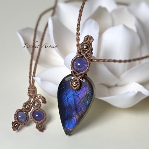 稀貴』ラブラドライトドロップとタンザナイトのマクラメペンダント