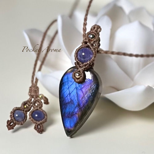 稀貴』ラブラドライトドロップとタンザナイトのマクラメペンダント